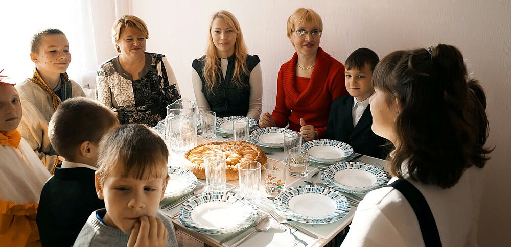 Due educatrici qualificate crescono i bambini  Due educatrici qualificate crescono i bambini